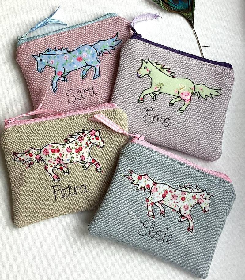 Pferde Individuelle Geldbörse - Brieftasche Oder Beutel Mit Farbauswahl Und Personalisierung Blumenfutter Ideales Mädchen Geschenk Für von PeacockEmporiumLady