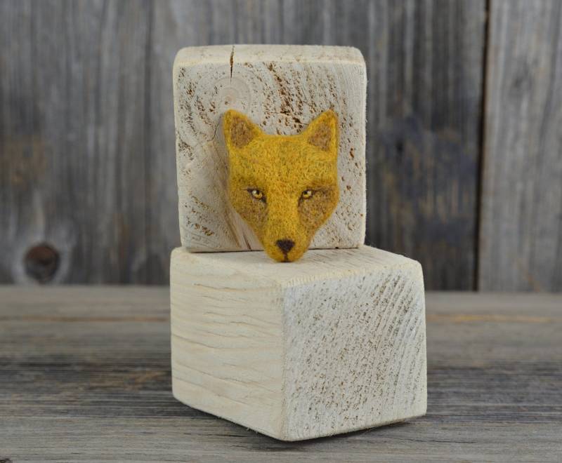 Filzbrosche - Goldener Wolf/Tierschmuck Filztier Gefilzte Brosche Rucksacknadel Versandfertig von PeacockFelt