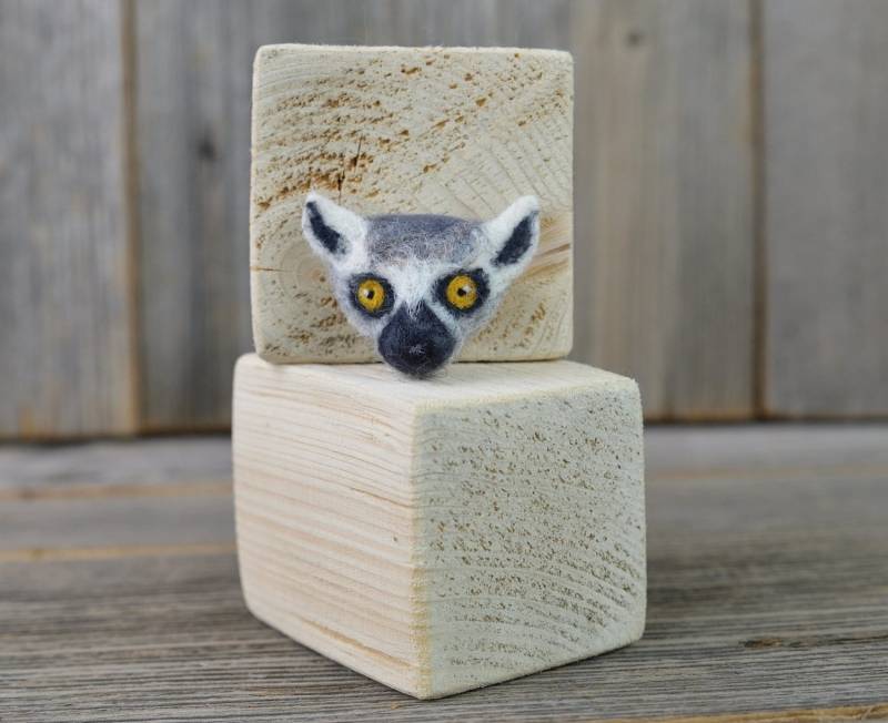 Filzbrosche - Katta/Schalnadel Taschen- Oder Rucksackdekoration Wolldekoration Filztier Versandfertig Filzbrosche - Katta/Schalnadel Taschen- Oder Rucksackdekoration Wolldekoration Filztier Versandfertig von PeacockFelt