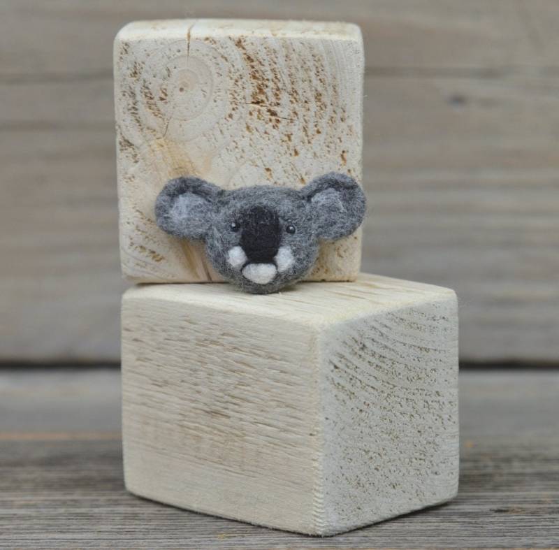 Filzbrosche - Koala/Schalnadel Taschen- Oder Rucksackdekoration Wolldekoration Filztier Auf Bestellung Filzbrosche - Koala/Schalnadel Taschen- Oder Rucksackdekoration Wolldekoration Filztier Auf Bestellung von PeacockFelt