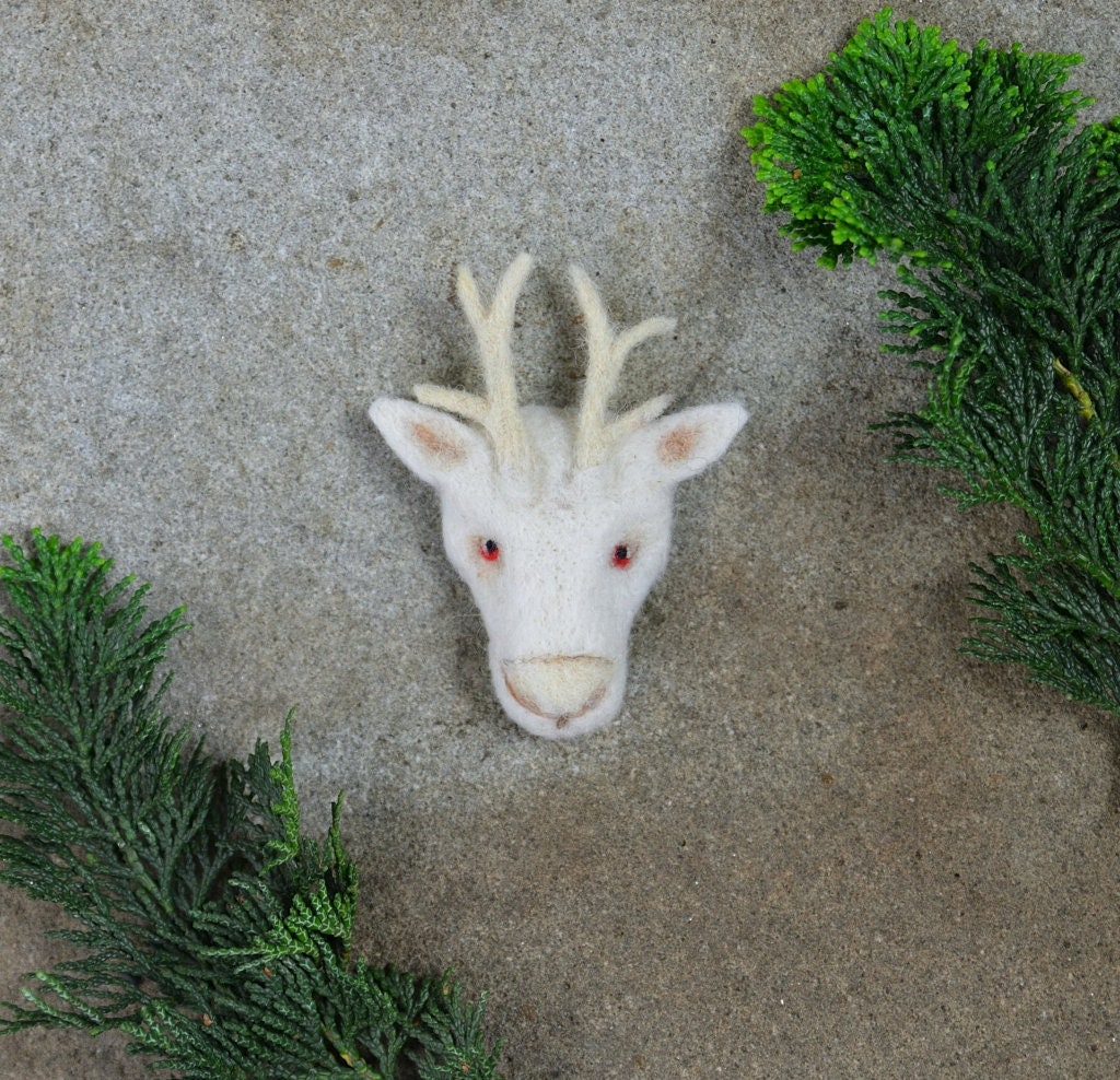 Filzbrosche - Weißer Hirsch/Albino Filzschmuck Wolldekoration Taschendekoration Anstecker Auf Bestellung Filzbrosche - Weißer Hirsch/Albino Filzschmuck Wolldekoration Taschendekoration Anstecker Auf Bestellung von PeacockFelt