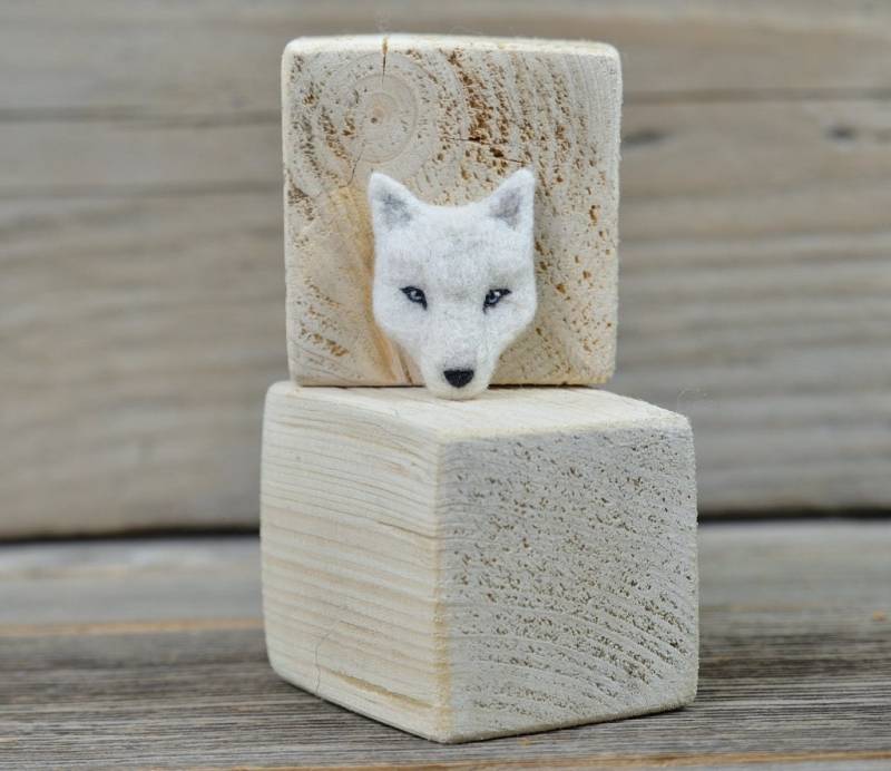 Filzbrosche - Weißer Wolf/Direwolf Spirit Schalnadel Taschen- Oder Rucksackdekoration Wolldekoration Auf Bestellung Filzbrosche - Weißer Wolf/Direwolf Spirit Schalnadel Taschen- Oder Rucksackdekoration Wolldekoration Auf Bestellung von PeacockFelt