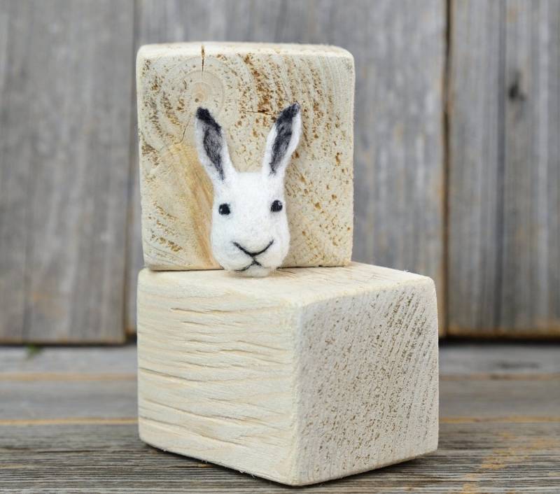 Filzbrosche - Winterhase/Schalnadel Taschen- Oder Rucksackdekoration Wolldekoration Filztier Auf Bestellung von PeacockFelt