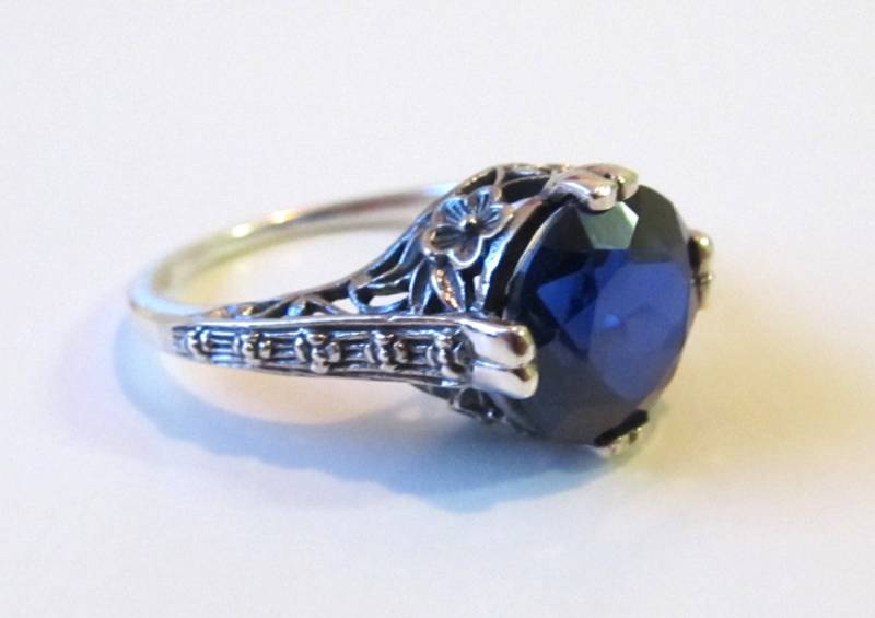 Vintage Inspirierte Saphir Sterling Silber Filigree Solitär Verlobungsring Größe 5/Antikes Art-Deco-Stil Blumenmotiv von PeacockVintageJewels