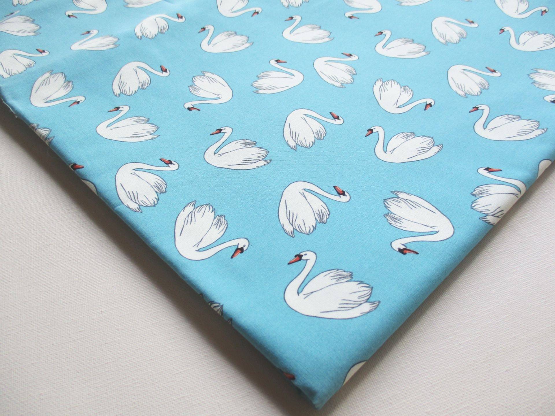 Schwan Baumwollstoff, Im See, Dame Bluse, Baby-Dusche, Küche, Tier Stoff, Kind Kleid, Schlafzimmer Vorhang, Geschenk-Tasche, Brautjungfer Ct739 Schwan Baumwollstoff, Im See, Dame Bluse, Baby-Dusche, Küche, Tier Stoff, Kind Kleid, Schlafzimmer Vorhang, Geschenk-Tasche, Brautjungfer Ct739 von PeacyFabrics