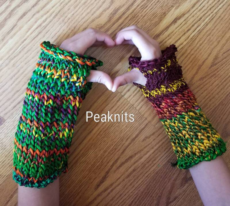 Fingerlose Handschuhe Klein/Mittel Kurz Ooak - Recycelte Seide Sari Garn Mit Daumenloch Handgesponnene Und Handgestrickte Grün, Gelb, Rot Orange von PeaknitGallery