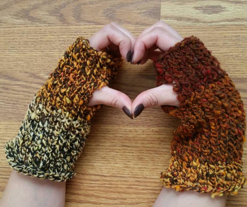 Fingerlose Handschuhe Kurz/Mittellang Aus Wolle Mit Daumenloch - Handgefärbt, Handgesponnen Und Handgestrickt in Orange, Gelb, Schwarz Rot von PeaknitGallery