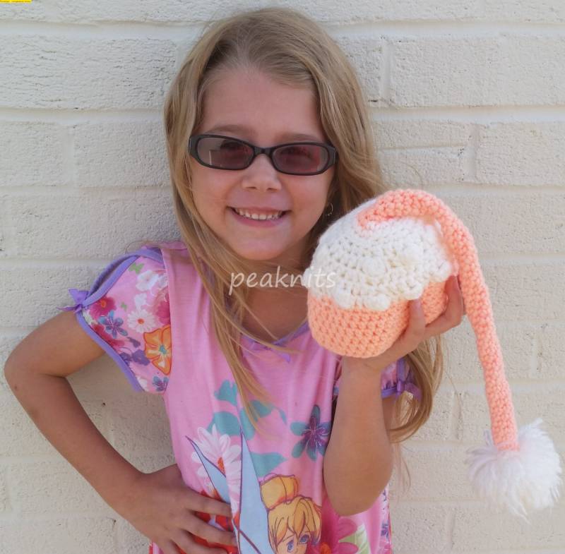 Hut - Hand Häkeln Neugeborene, Säuglinge Oder Babys ~ Pfirsich Und Weißes Acrylgarn, Bommeln Mit Pom Unikat, Maschinenwaschbar Trocknen von PeaknitGallery