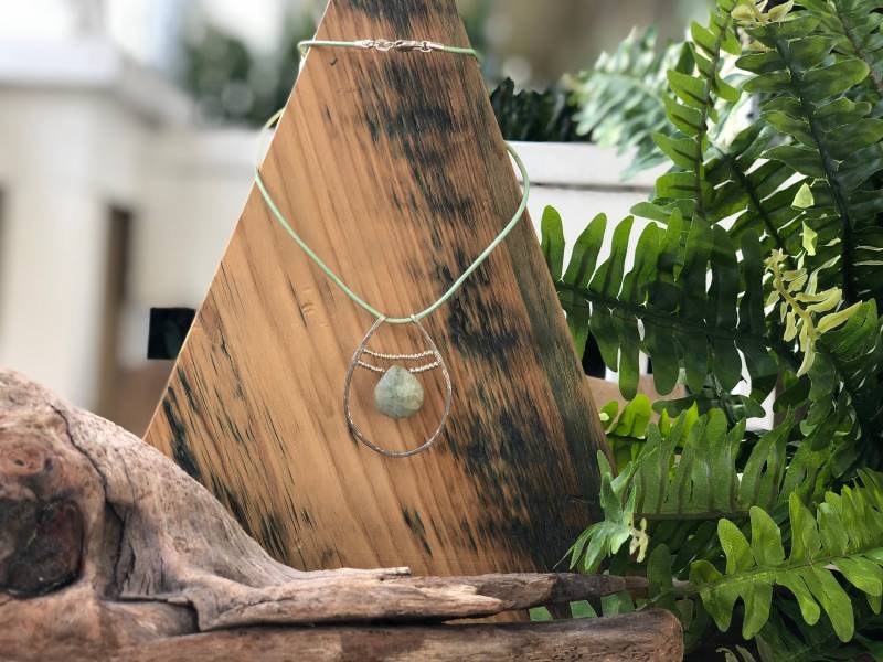 Gehämmert Sterlingsilber Hufeisen Mit Aquamarin Stein Auf Echtem Lederband von PeaksandSwellsCo