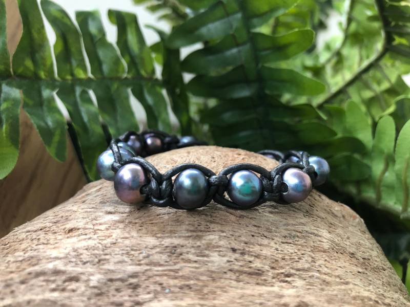 Süßwasser Zuchtperlen Armband Auf Echtem Hochwertigen Leder Süßwasser Zuchtperlen Armband Auf Echtem Hochwertigen Leder von PeaksandSwellsCo