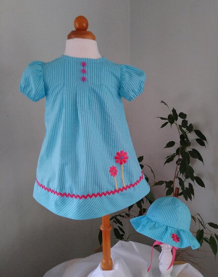 Mädchenkleid, Kinderkleid, Mädchen-Sommerkleid, Blau Gestreifte Plisse Mit Rosa Blumenapplikationen, Puffärmel, Passender Sonnenhut, 12 Monate von PearBlossomCreations