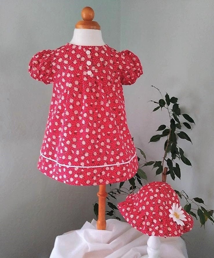 Mädchenkleid, Kleinkindkleid, Babykleid, Rotes Und Weißes Kleid, Roter Weißer Gänseblümchen-Druck, Passender Sonnenhut Mit Gänseblümchen, 12 Monate Mädchenkleid, Kleinkindkleid, Babykleid, Rotes Und Weißes Kleid, Roter Weißer Gänseblümchen-Druck, Passender Sonnenhut Mit Gänseblümchen, 12 Monate von PearBlossomCreations