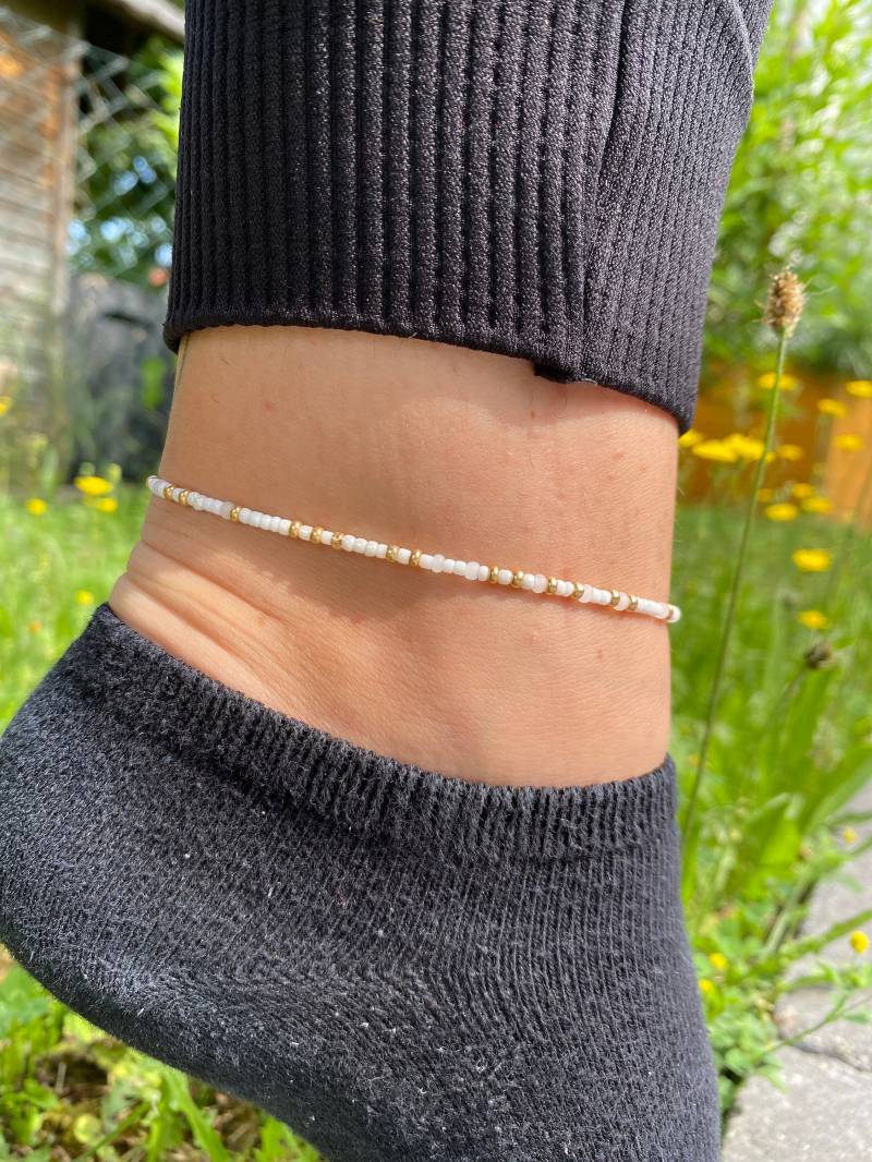Fußkettchen Gold-Weiß | Boho-stil Perlen-Fußkettchen Mit Gummiband von PearlArtJewellery
