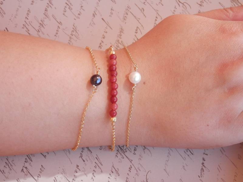 Geschichten Armbänder Gemischte Gold Armband Koralle Stapel Coral Bar Perle Boho Set von PearlDazzle