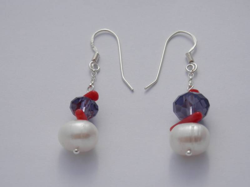 Perlenohrringe-Barock Weiße Süßwasserperle, Rote Koralle, Lila Kristall Und Silber Ohrringe Eae5 von PearlDazzle