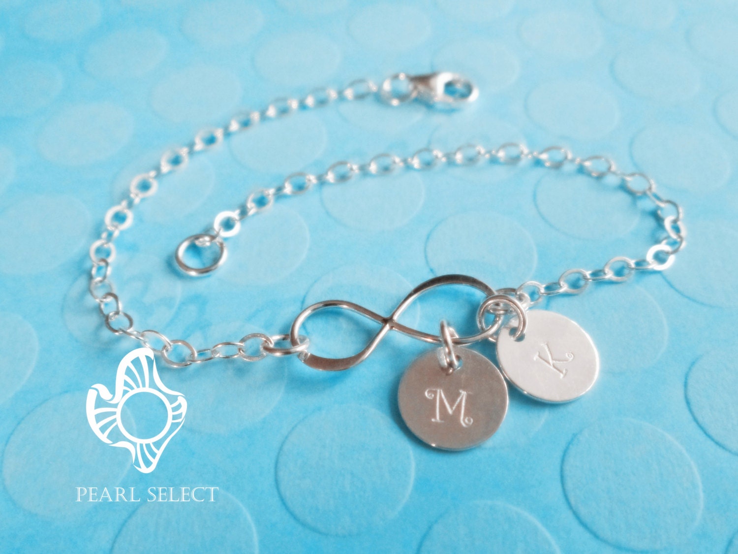 Personalisiertes Infinity-Armband, Brautjungfern-Geschenk, Sterlingsilber-Infinity-Armband, Erstes Armband, Freundschaftsarmband, Monogramm-Armband von PearlSelect