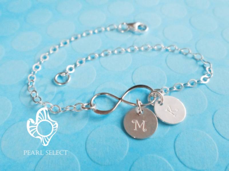 Personalisiertes Infinity-Armband, Brautjungfern-Geschenk, Sterlingsilber-Infinity-Armband, Erstes Armband, Freundschaftsarmband, Monogramm-Armband von PearlSelect