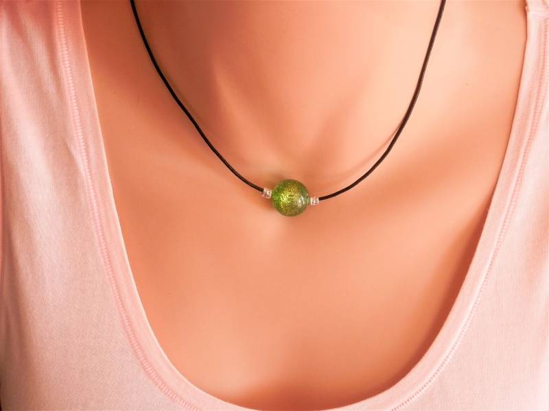 August Geburtsstein Smaragd Grün Leder Halskette Schwarz Halsband Braun Kristall von PearlTales