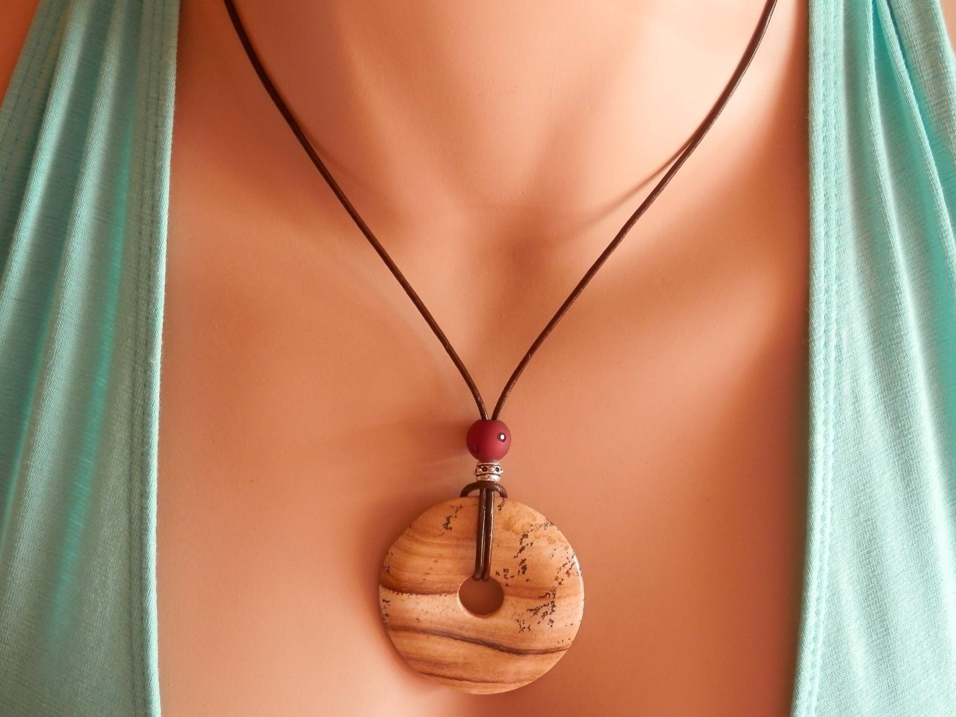 Personalisiertes Valentinstag Geschenk Für Sie Liebe Halskette Rosenquarz Leder Schwarz Anhänger Braun Leder Personalisiert von PearlTales