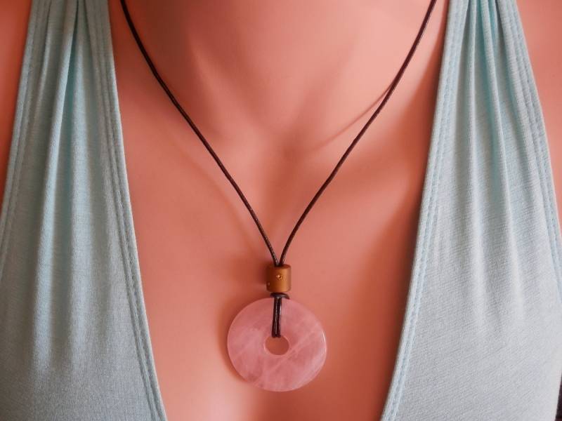 Rosenquarz Schwarze Lederkette von PearlTales