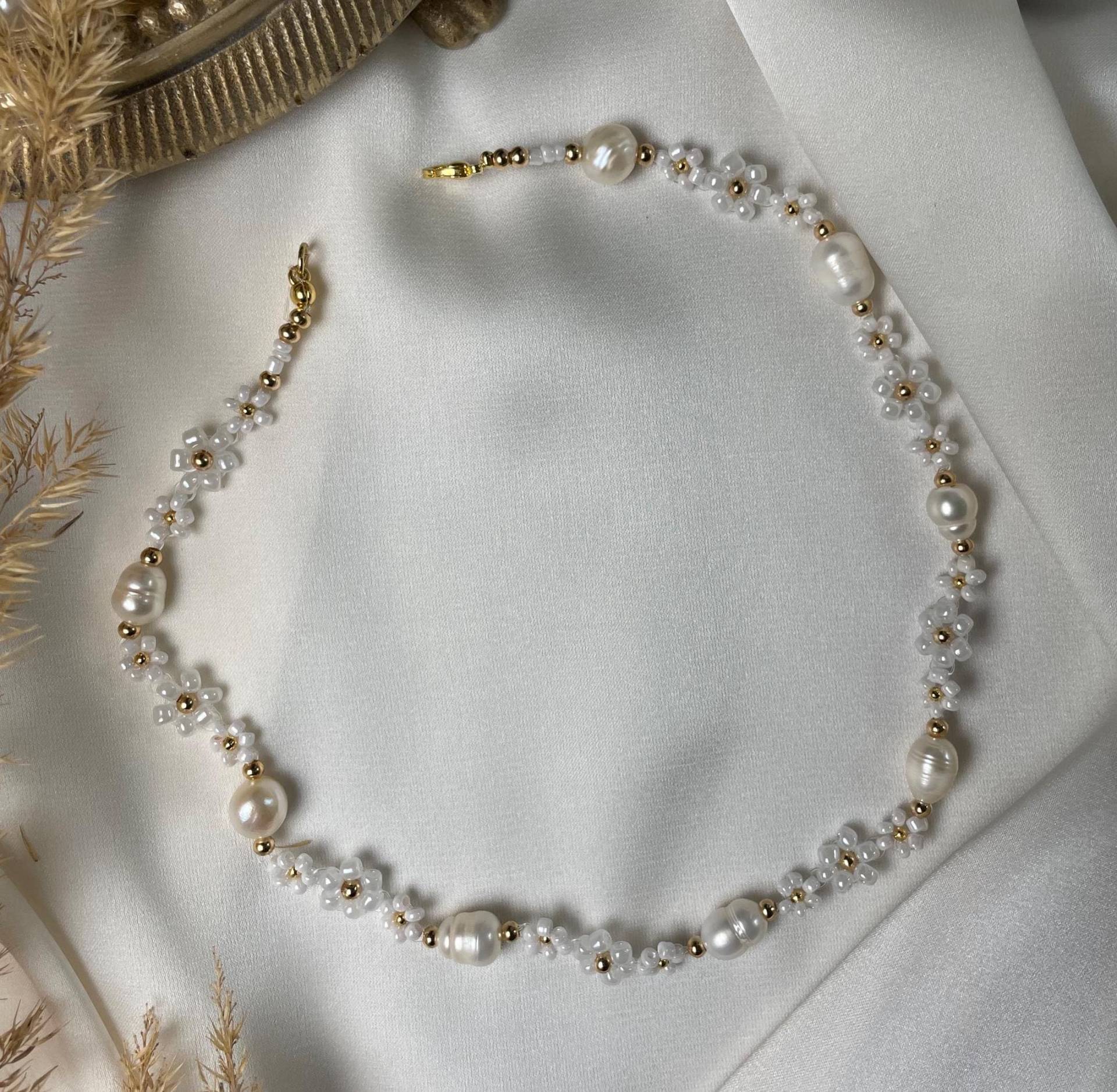 Handgemachte Perlenkette Mit Süßwasserperlen Blumenkette Boho Schmuck Perlenschmuck Handmade Necklace Sommerschmuck Brautschmuck Pearl Handgemachte Perlenkette Mit Süßwasserperlen Blumenkette Boho Schmuck Perlenschmuck Handmade Necklace Sommerschmuck Brautschmuck Pearl von PearlamoonDE