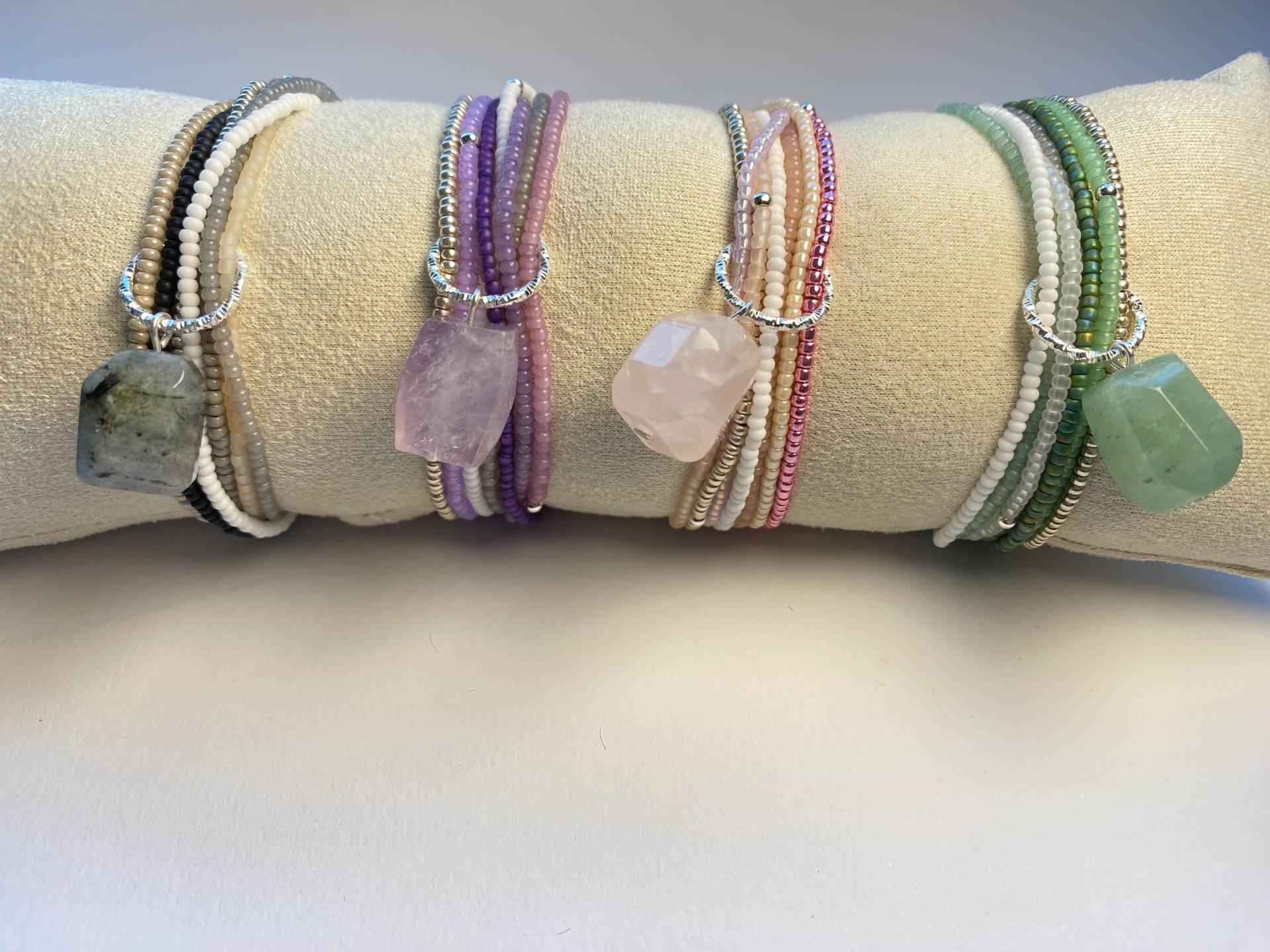 Armband-Set 7-Teilig Bestehend Aus Samenperlen Preciosa Und Toho Plus Anhänger Mit Großem Edelstein Armband-Set 7-Teilig Bestehend Aus Samenperlen Preciosa Und Toho Plus Anhänger Mit Großem Edelstein von PearldiverJewel