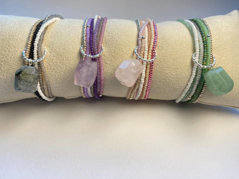 Armband-Set 7-Teilig Bestehend Aus Samenperlen Preciosa Und Toho Plus Anhänger Mit Großem Edelstein von PearldiverJewel