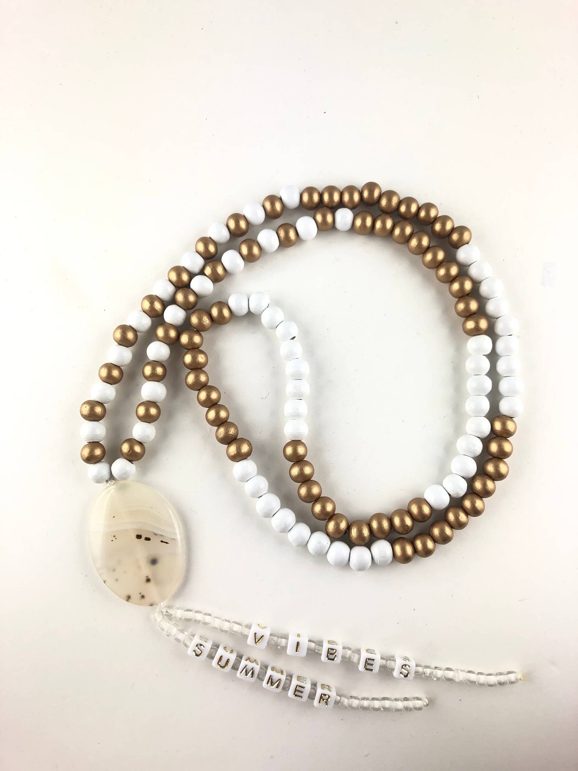 Boho Kette in Weiß Gold Mit Holzperlen Und Großem Achatstein von PearldiverJewel