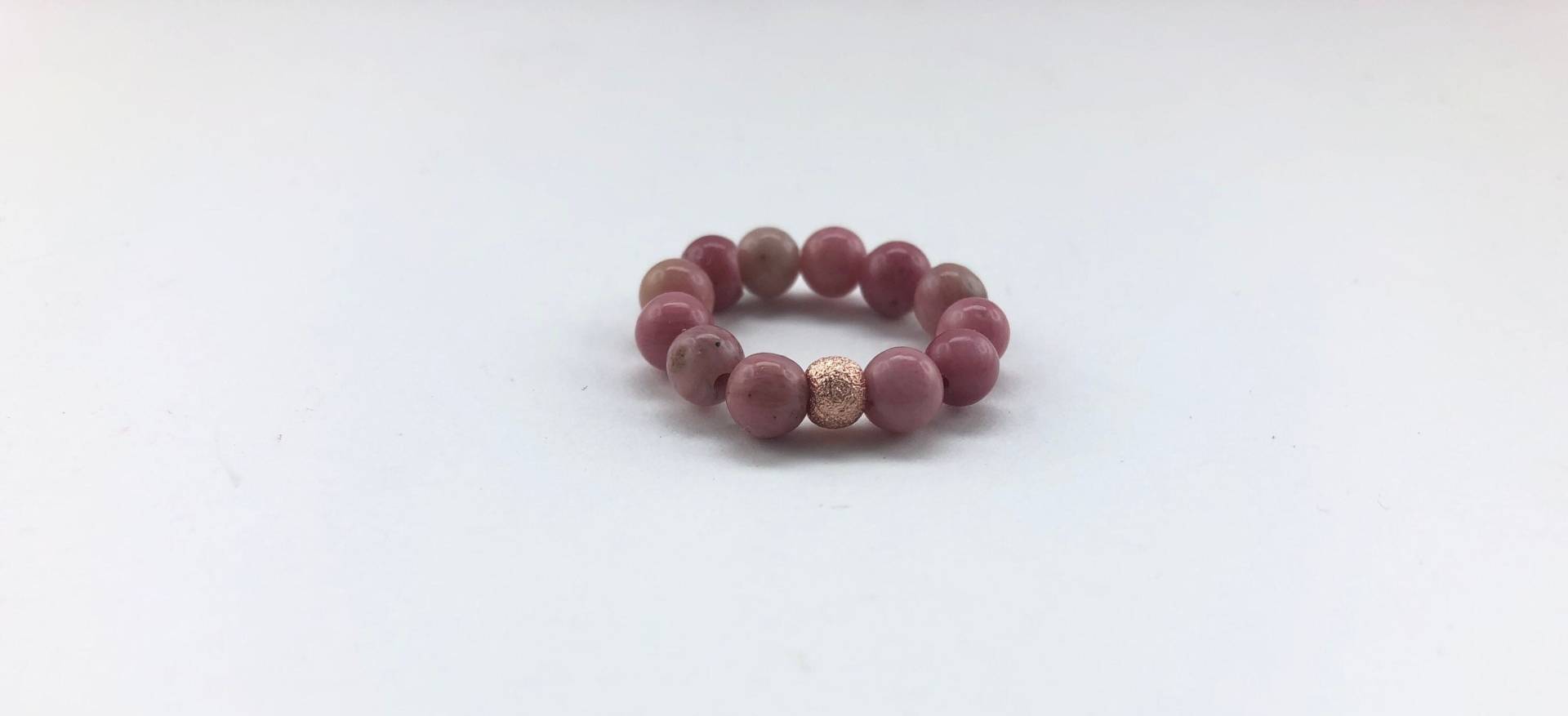 Damen Ring Stapelring Aus 4mm Rhodonitperlen Und Einem Roségold-Vergoldetem Sterlingsilber Spacer von PearldiverJewel