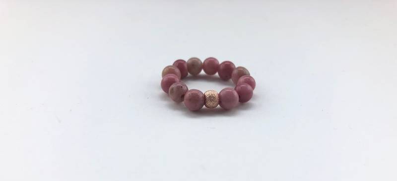 Damen Ring Stapelring Aus 4mm Rhodonitperlen Und Einem Roségold-Vergoldetem Sterlingsilber Spacer von PearldiverJewel
