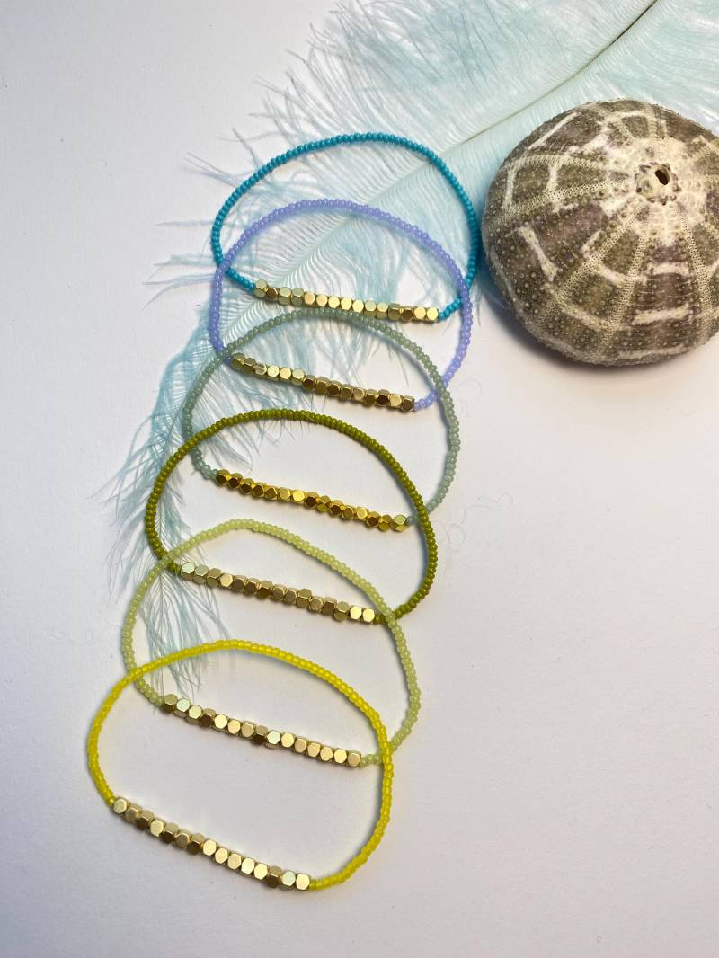 Feines Armband Mit Preciosa Rocailles Und Hämatitcubes Vergoldet von PearldiverJewel