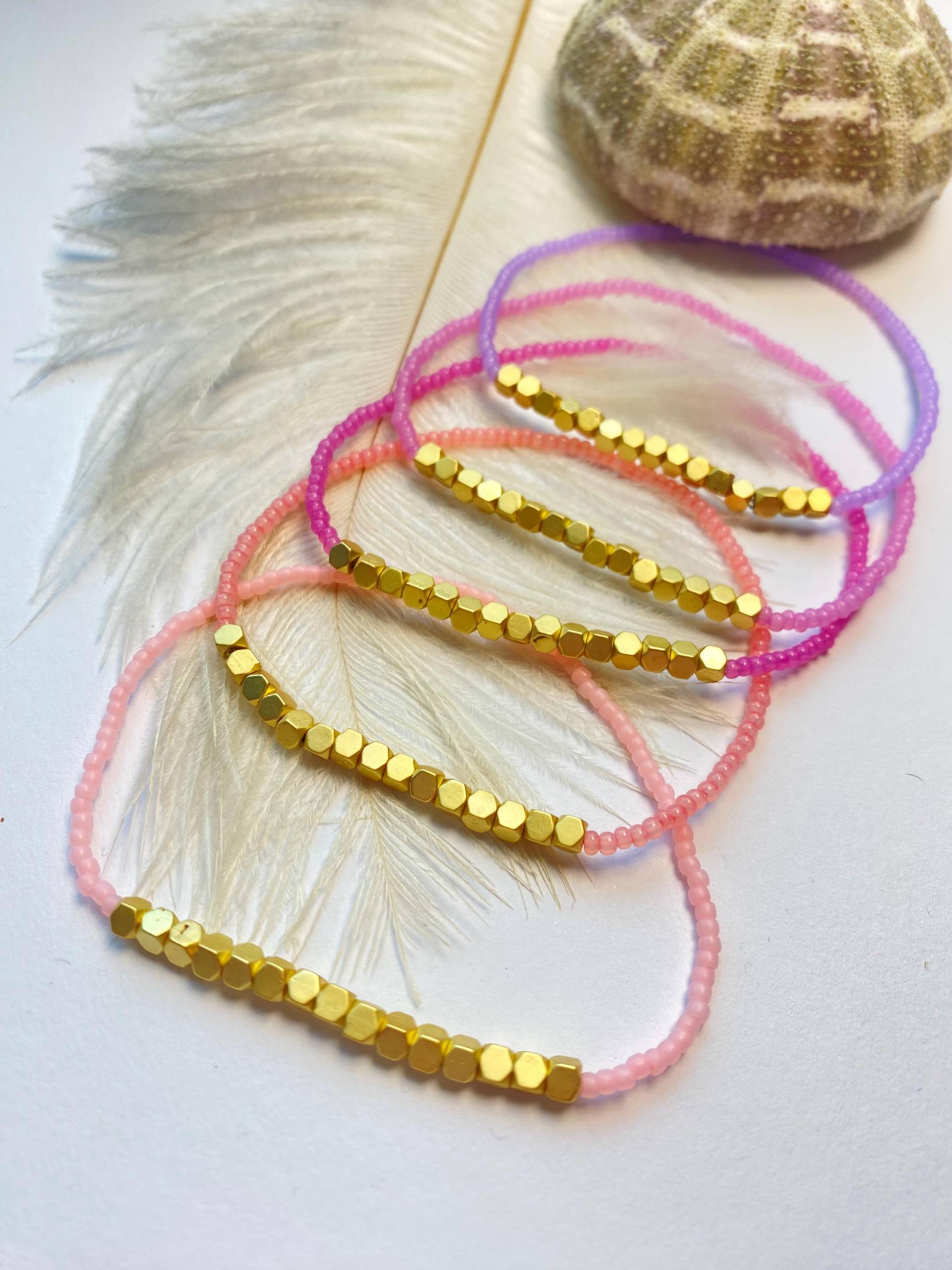 Feines Armband Mit Preciosa Rocailles Und Hämatitcubes Vergoldet von PearldiverJewel