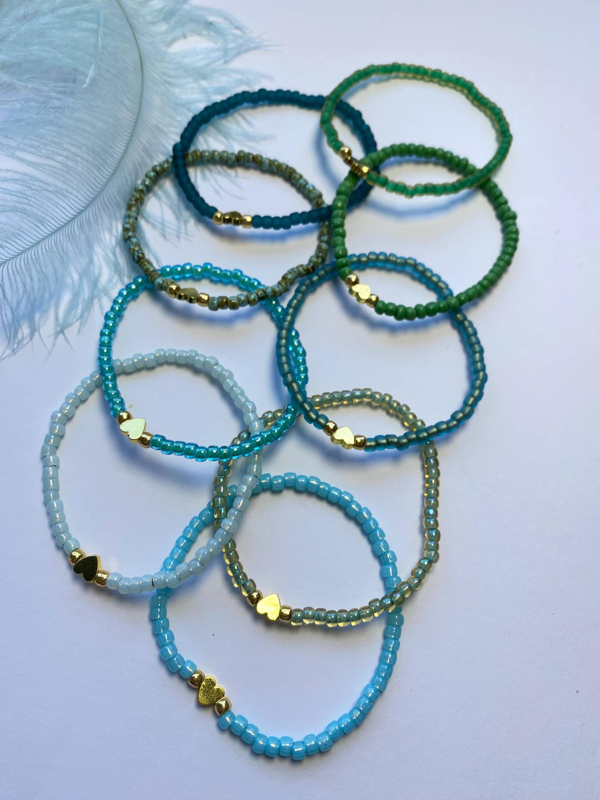 Feines Armband Mit Rocailles Und Hämatitherzen Vergoldet von PearldiverJewel