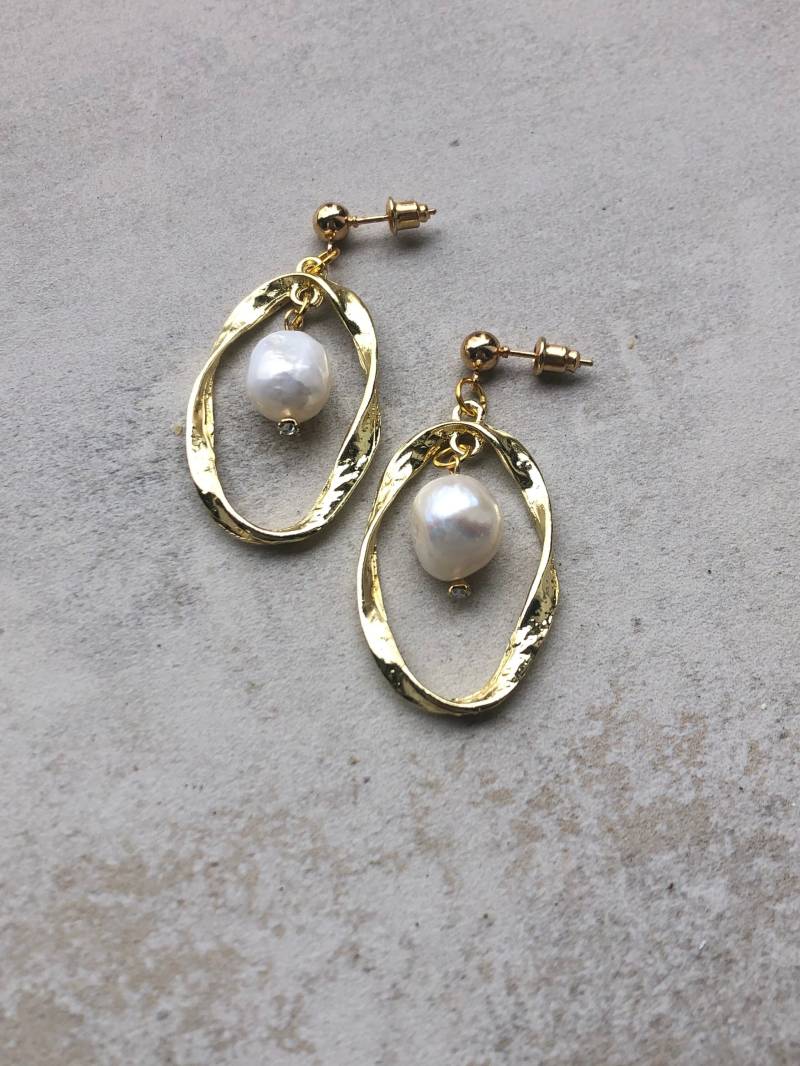 Kreolen Mit Süßwasserperlen Und Vergoldetem Gedrehtem Messingdesign von PearldiverJewel