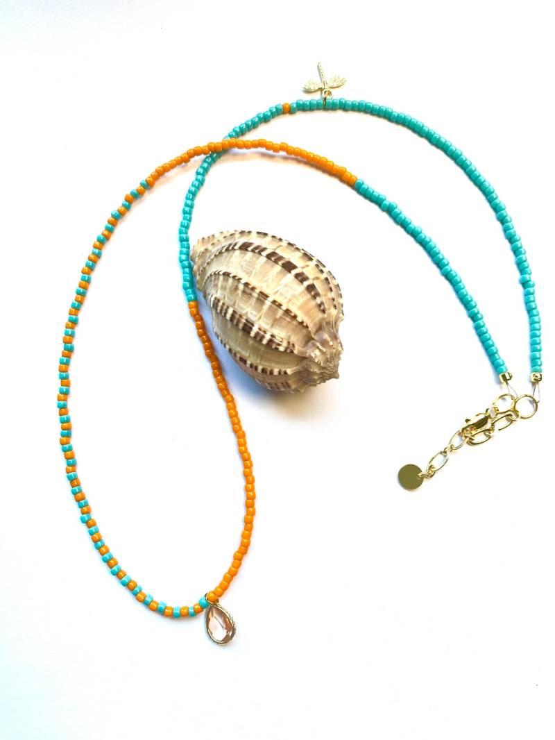 Lange Kette Mit Toho-Perlen in Orange Türkis Und Tropfenanhänger Libelle von PearldiverJewel