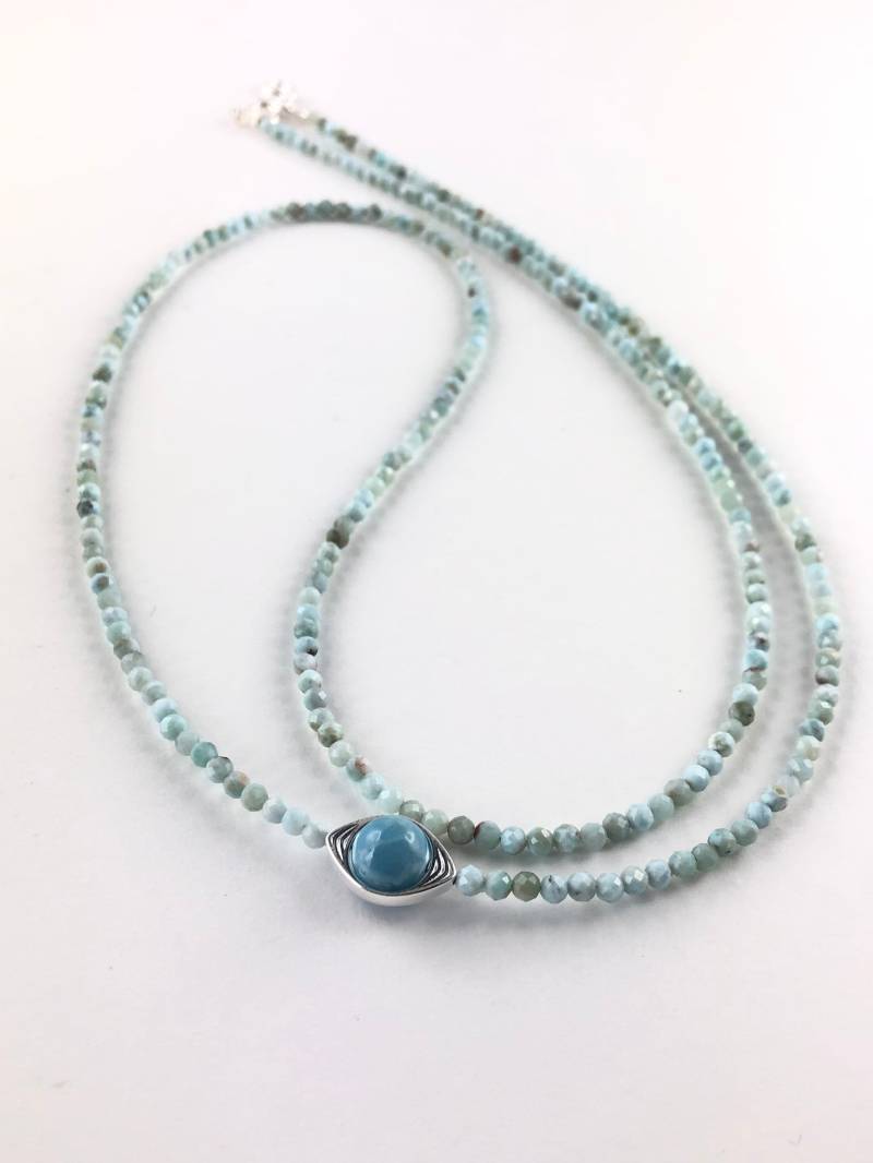 Lange Perlenkette Aus Mikrofacettierten Larimar Und Silberelementen von PearldiverJewel
