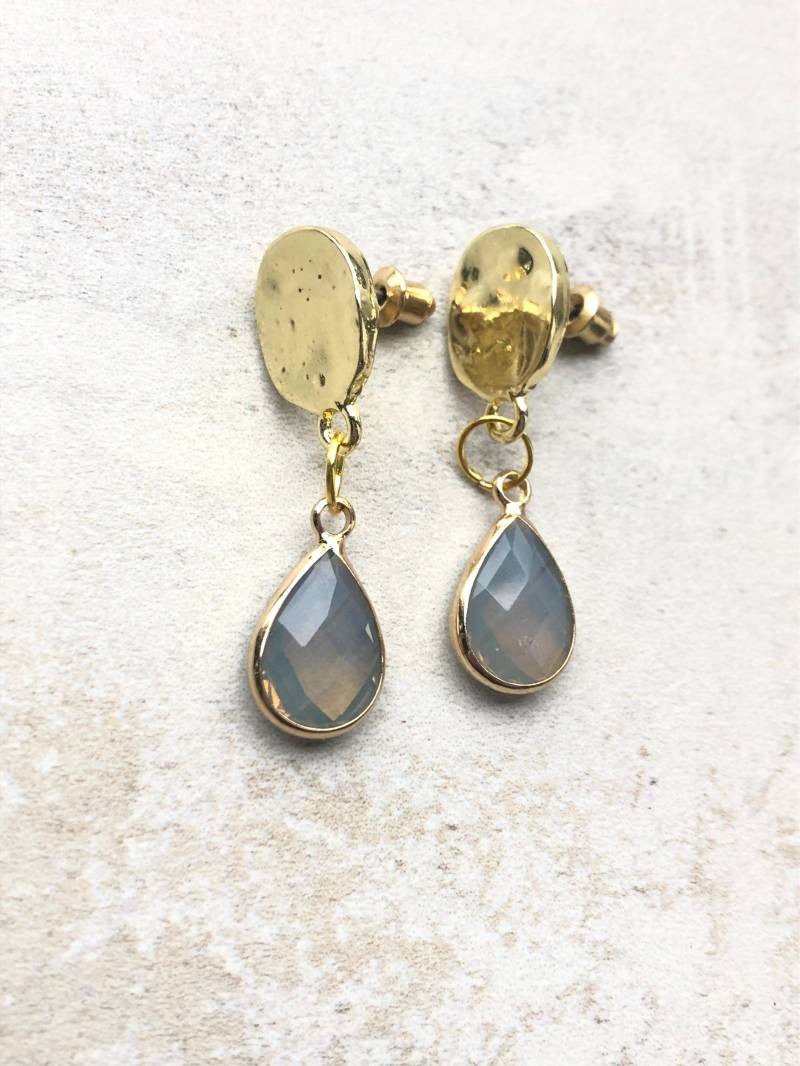 Ohrstecker Mit Gefasstem Grauem Opakglas Und Vergoldetem Gehämmertem Messingdesign von PearldiverJewel