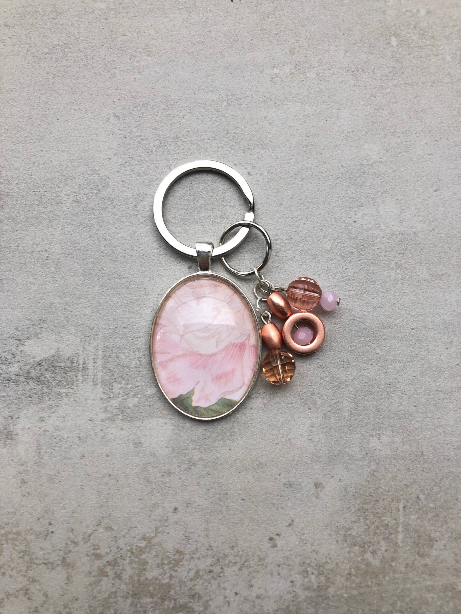 Schlüsselanhänger "Pfingstrose" Mit Glascabochon Und Perlenbouquet Unikat von PearldiverJewel
