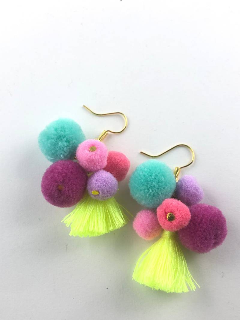 Sommerliche Fröhliche Ohrhänger Mit Pompoms Und Quasten Boho Hippie Bunt Neon von PearldiverJewel