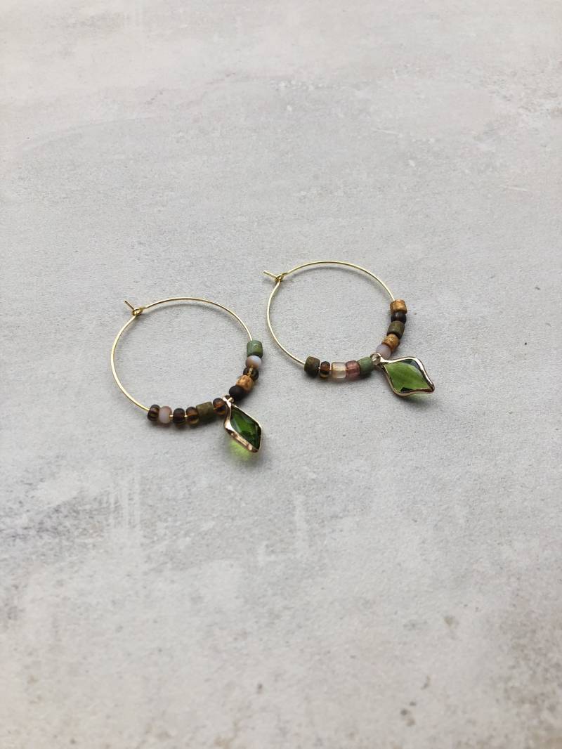 Vergoldete Kreolen Mit Bugles Rocailles Und Gefassten Grünen Glassteinen von PearldiverJewel