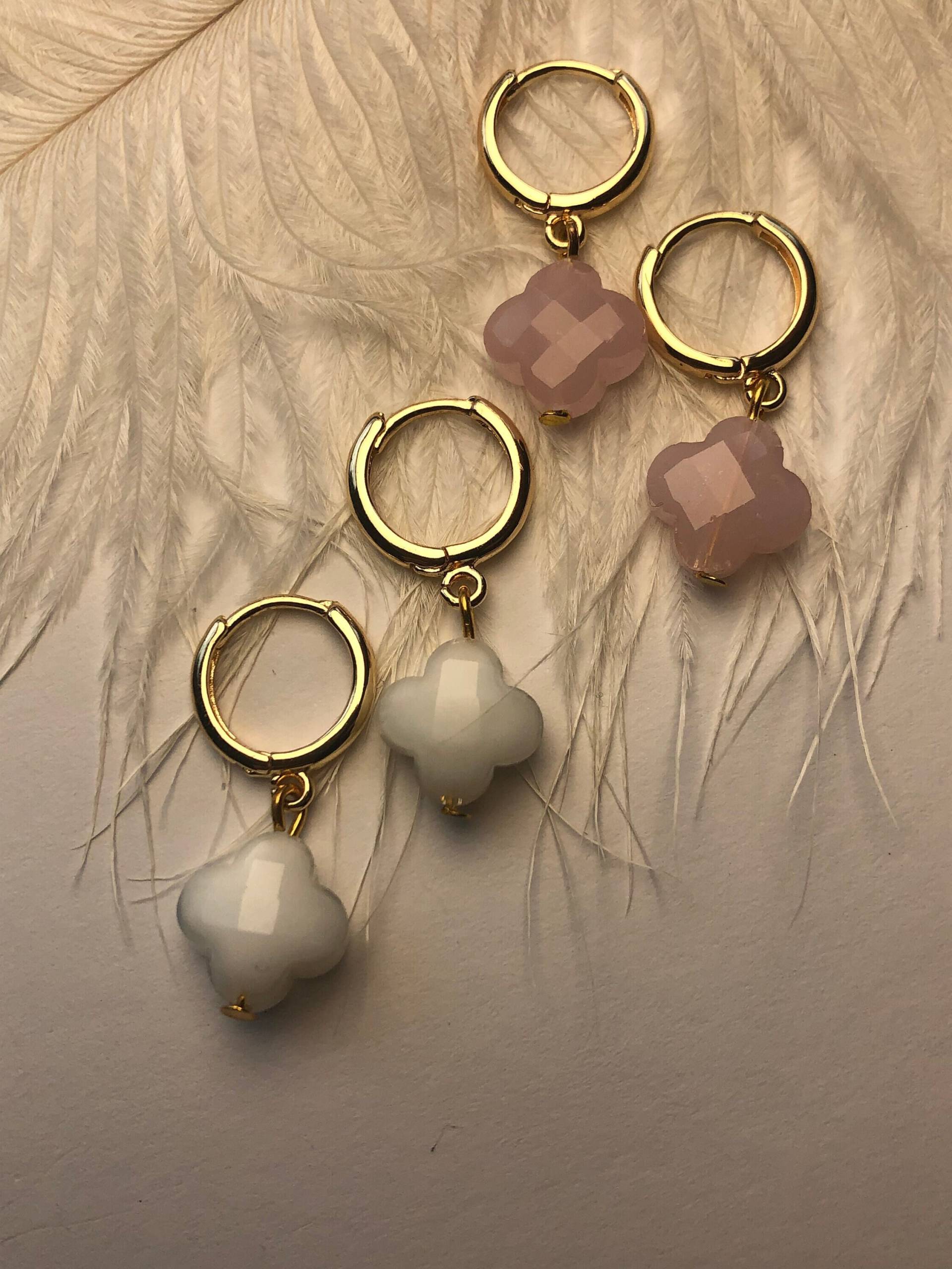 Wunderhübsche Kleeblatt Ohrringe Mit Facettierten Glassteinen Und Lever Back Verschluss von PearldiverJewel