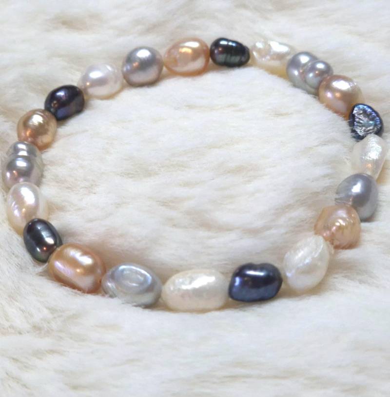 Perlenarmband Bunte Süßwasser-Zuchtperlen/6mm Handmade von PearlieVonNatalie