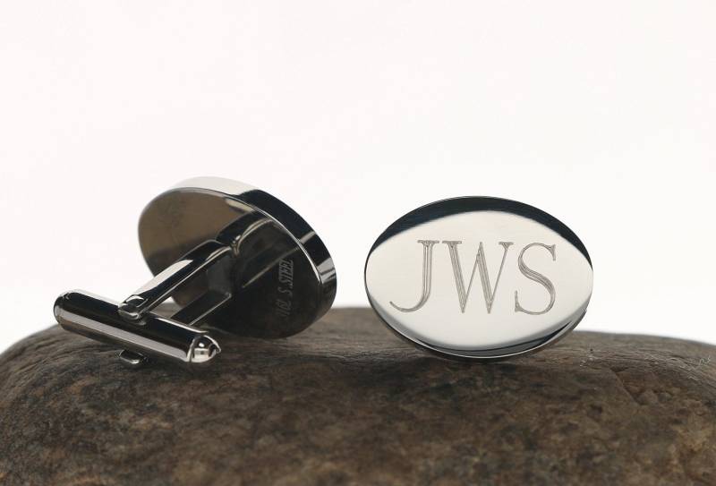 Monogramm-Manschettenknöpfe Ovales Geschenk Mit Gravur Aus Edelstahl von PearlinaJewelry
