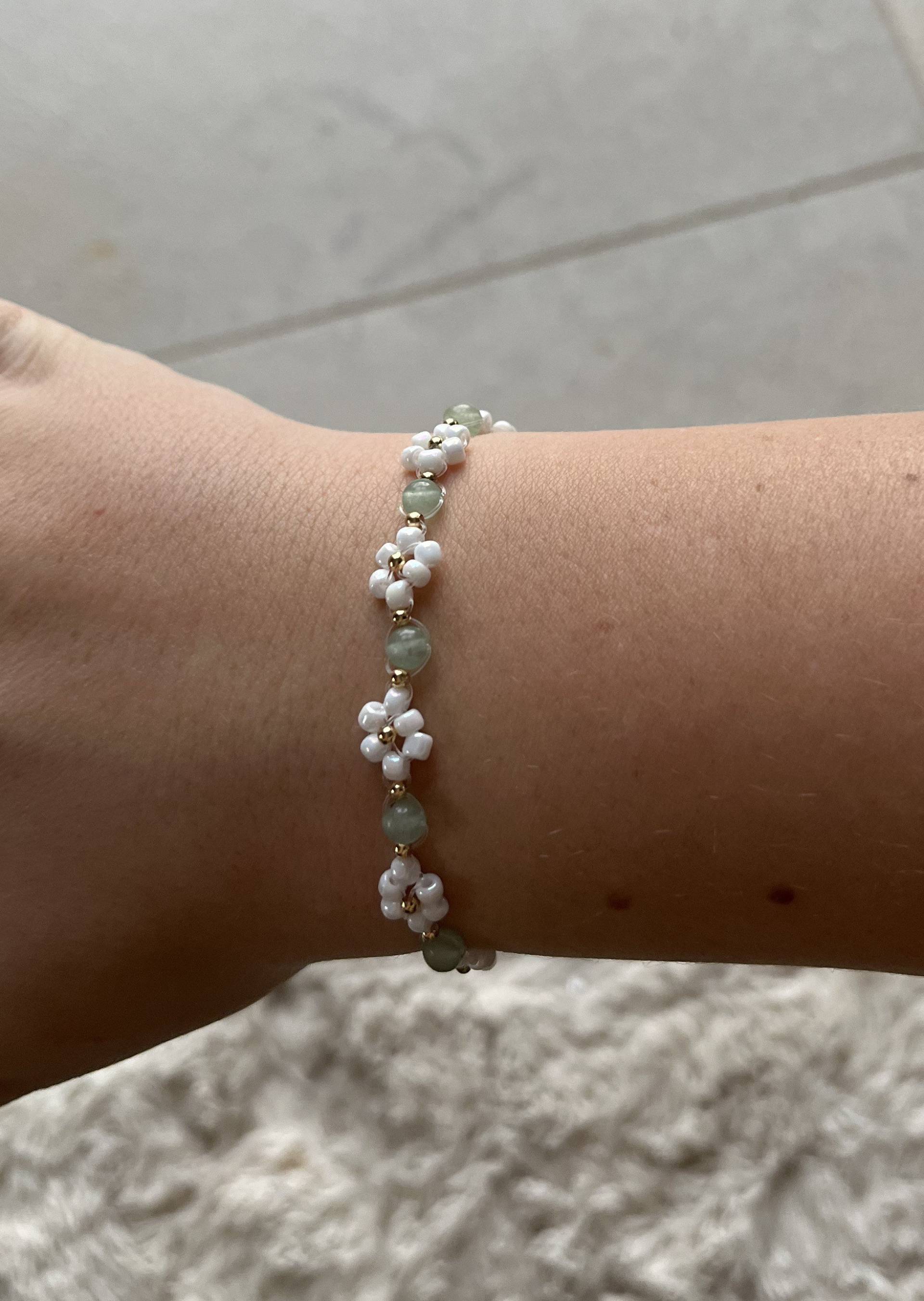 Aventurinstein Und 18K Vergoldete Perlen Edelsteinarmband Mit Blümchen Blümchenarmband Aventurinstein Und 18K Vergoldete Perlen Edelsteinarmband Mit Blümchen Blümchenarmband von Pearlmaids