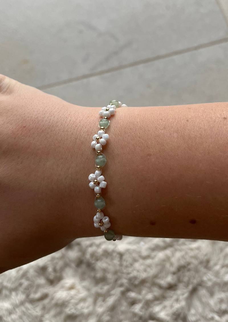 Aventurinstein Und 18K Vergoldete Perlen Edelsteinarmband Mit Blümchen Blümchenarmband Aventurinstein Und 18K Vergoldete Perlen Edelsteinarmband Mit Blümchen Blümchenarmband von Pearlmaids