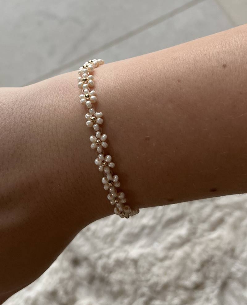 Blümchenarmband Mit Vergoldeten Perlen Blümchenarmband Mit Vergoldeten Perlen von Pearlmaids