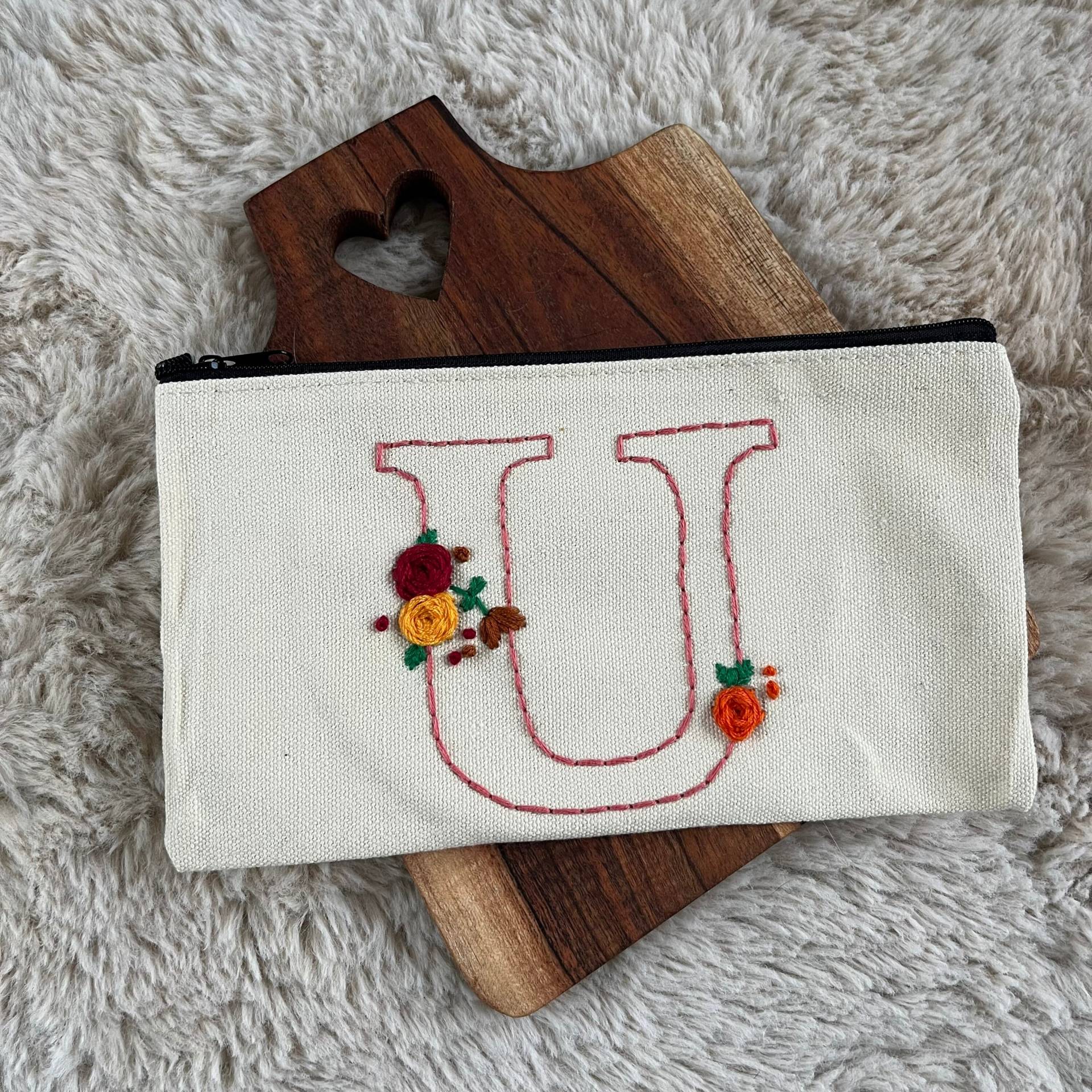 Handbestickter Kosmetikbeutel/ Mäppchen Personalisiert Mit Buchstaben Handbestickter Kosmetikbeutel/ Mäppchen Personalisiert Mit Buchstaben von Pearlmaids