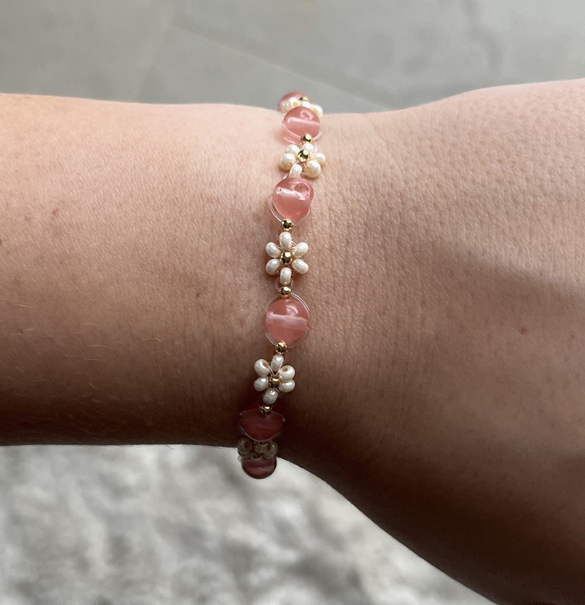 Wassermelonenkristall 18K Vergoldete Perlen Edelsteinarmband Mit Blümchen Blümchenarmband Wassermelonenkristall 18K Vergoldete Perlen Edelsteinarmband Mit Blümchen Blümchenarmband von Pearlmaids