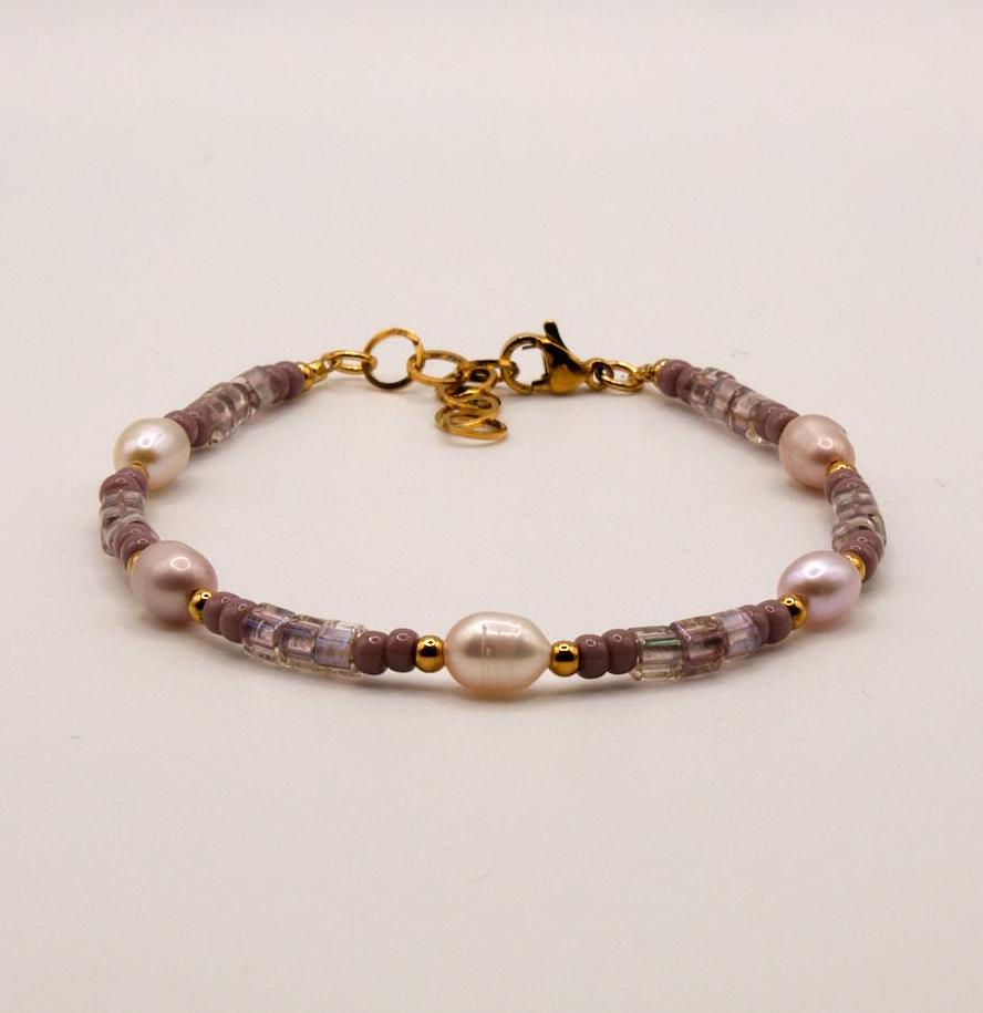 Armband Lia - Süßwasserpelen Edelstahl Lila/Gold Armband Lia - Süßwasserpelen Edelstahl Lila/Gold von PearlsByInes