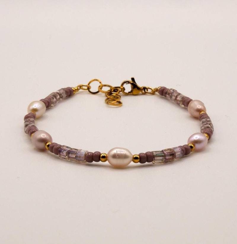 Armband Lia - Süßwasserpelen Edelstahl Lila/Gold von PearlsByInes